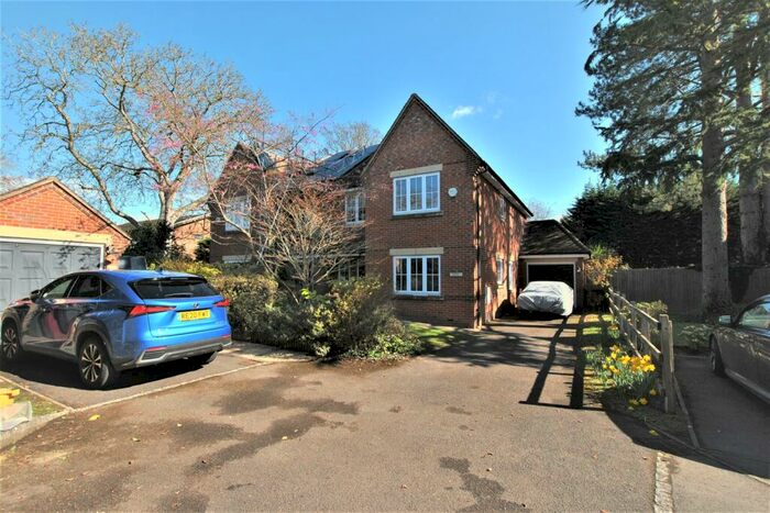 4 Bedroom Semi-Detached House To Rent In George Close, Caversham, Reading, RG4