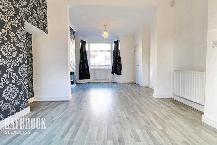 3 Bedroom Semi-Detached House For Sale In Hollinsend Avenue, Sheffield, S12