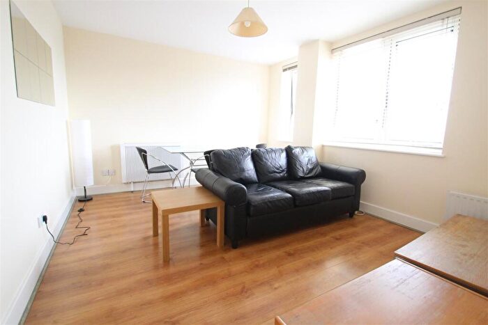 2 Bedroom Flat To Rent In The Skyline Plaza Building, Commercial Road, E1