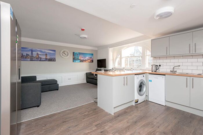5 Bedroom Flat To Rent In Hunter Square, Edinburgh, EH1