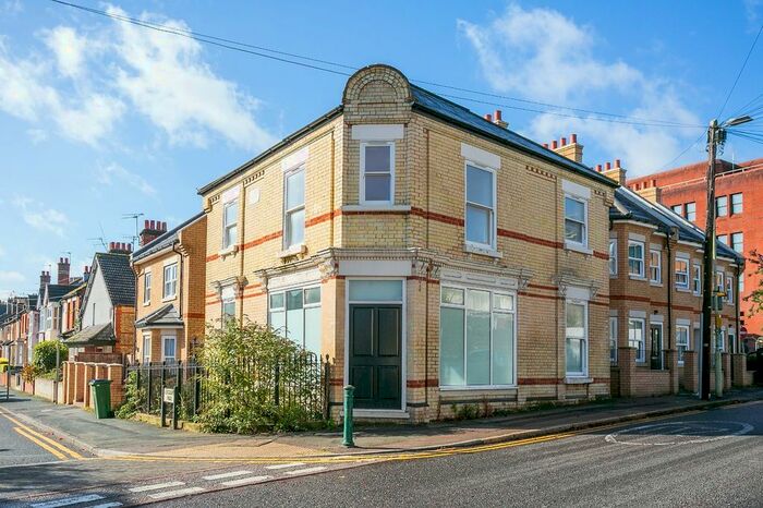 2 Bedroom Maisonette To Rent In St. Johns Road, Watford, Hertfordshire, WD17