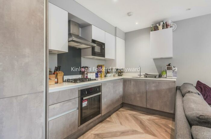 3 Bedroom Flat To Rent In Thurlow Park Road, London, SE21