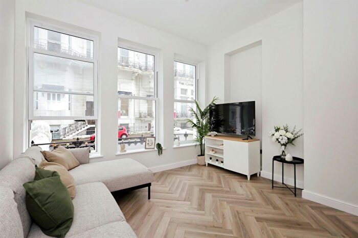 2 Bedroom Flat For Sale In Grande Views, Eastbourne, BN21
