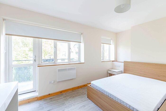 3 Bedroom Flat To Rent In County Street, London, SE1