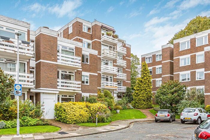 2 Bedroom Flat For Sale In Mountcombe Close, Surbiton, KT6