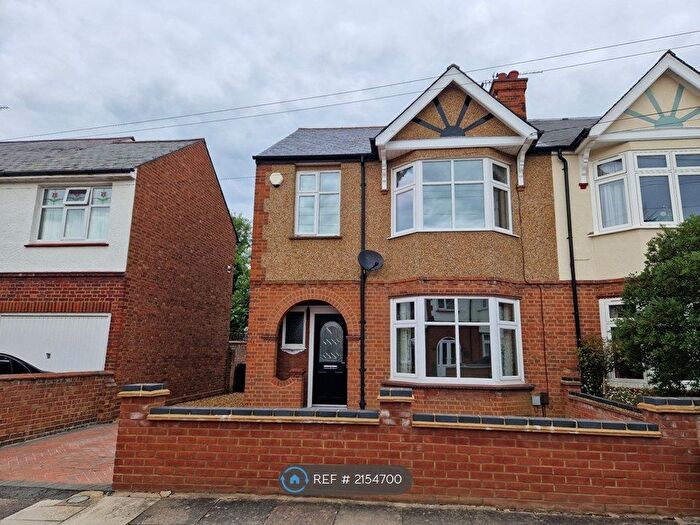 3 Bedroom Semi-Detached House To Rent In Irwin Road, Bedford, MK40