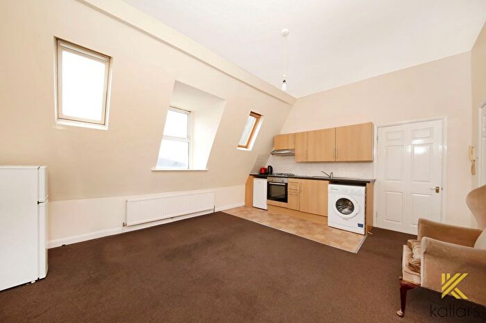 3 Bedroom Flat To Rent In New Cross Road, London, SE14