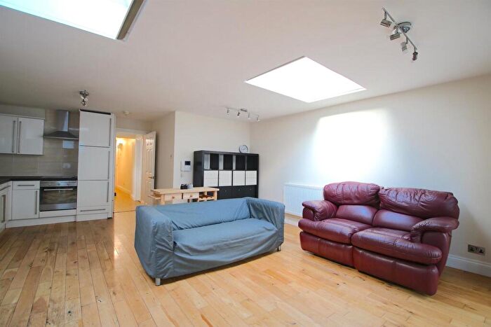 3 Bedroom Flat To Rent In Cannon Street Road, London, E1