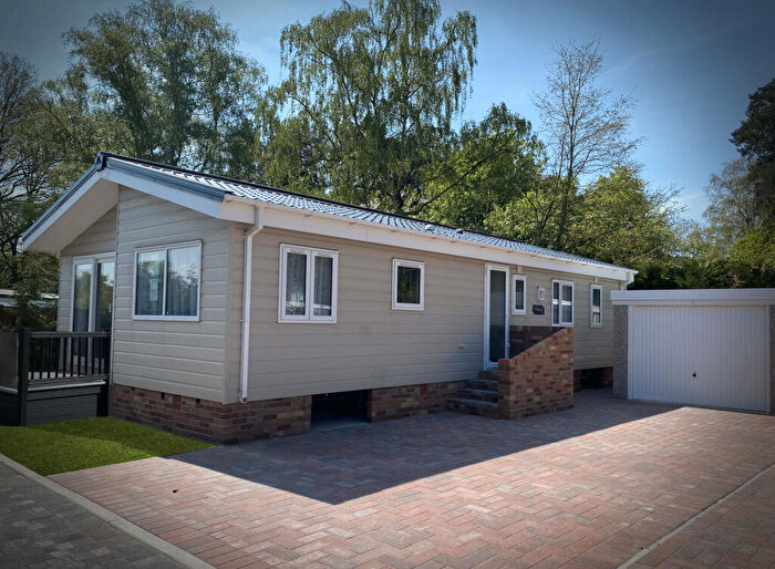 3 Bedroom Park Home For Sale In Crowthorne, Berkshire, RG40