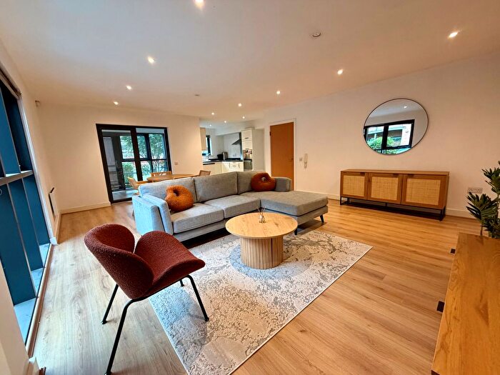 2 Bedroom Flat To Rent In Larke Rise, Manchester, M20