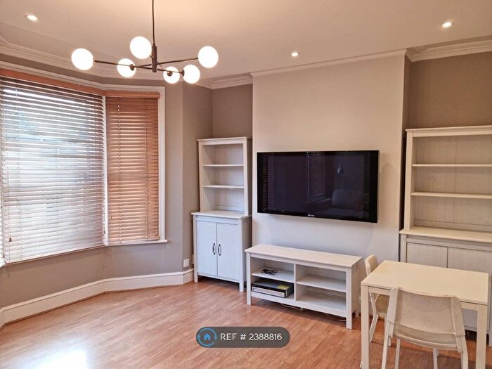 3 Bedroom Flat To Rent In Leyton, London, E10