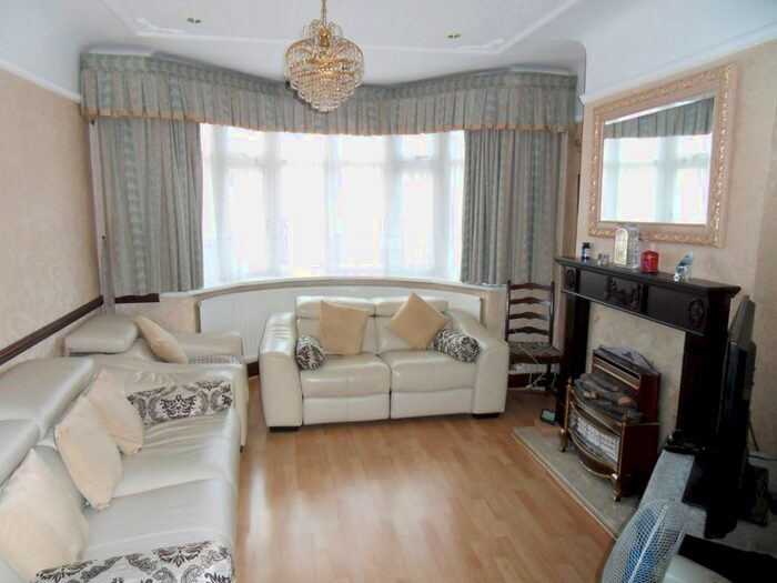 4 Bedroom Semi-Detached House To Rent In Pembroke Avenue, Harrow, HA3