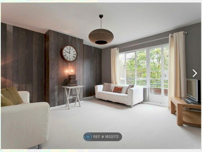 3 Bedroom Flat To Rent In Lane Court, London, SW11