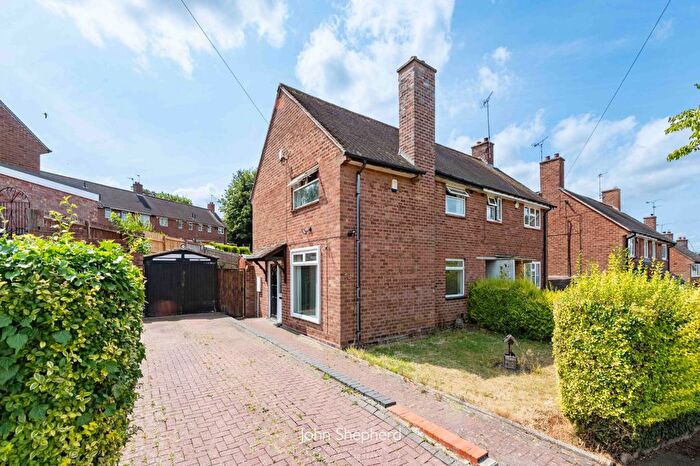 3 Bedroom Semi Detached House For Sale In Cromwell Lane, Birmingham, West Midlands, B31