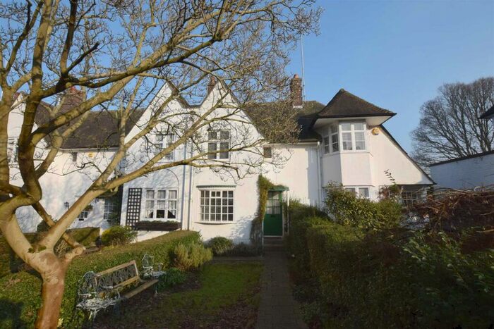 2 Bedroom House To Rent In Wordsworth Walk, NW11