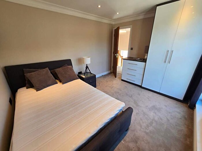 4 Bedroom Semi-Detached House To Rent In Wentworth Avenue, London, N3