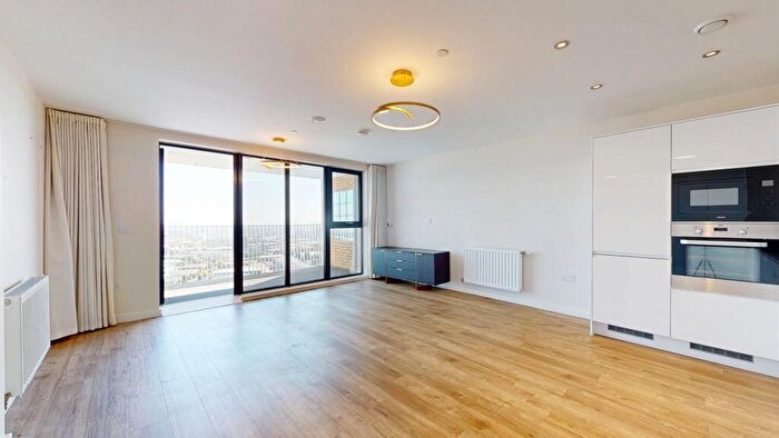 2 Bedroom Flat To Rent In Lakeside Drive, London, NW10