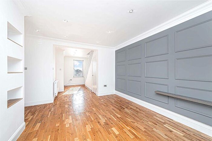 3 Bedroom Flat For Sale In Union Street, Kelty, KY4