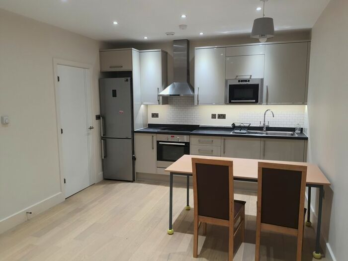 2 Bedroom Flat To Rent In Barnsbury Lane, Surbiton, KT5