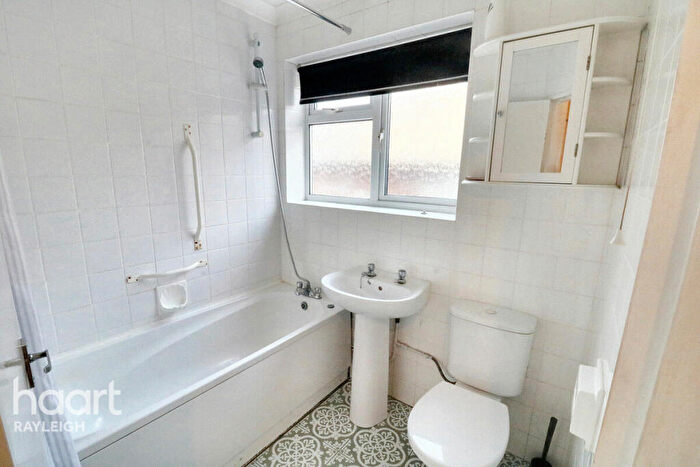 2 Bedroom Semi-Detached Bungalow For Sale In Lower Lambricks, Rayleigh, SS6