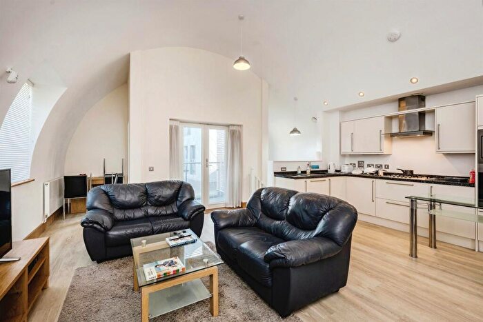 2 Bedroom Apartment For Sale In Castle Lane, Swansea, SA1