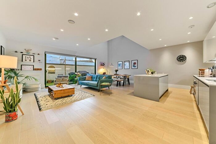 3 Bedroom Flat To Rent In London, SE27