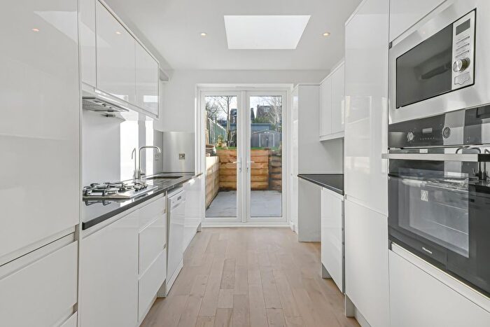 5 Bedroom Property To Rent In Halliwick Road, Coppetts, N10