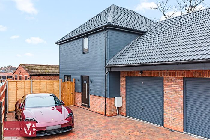 3 Bedroom Semi Detached House For Sale In Gurwood Close, Hoddesdon, EN11