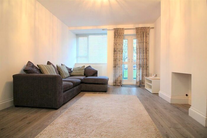 2 Bedroom Flat To Rent In Innes Gardens, London, SW15