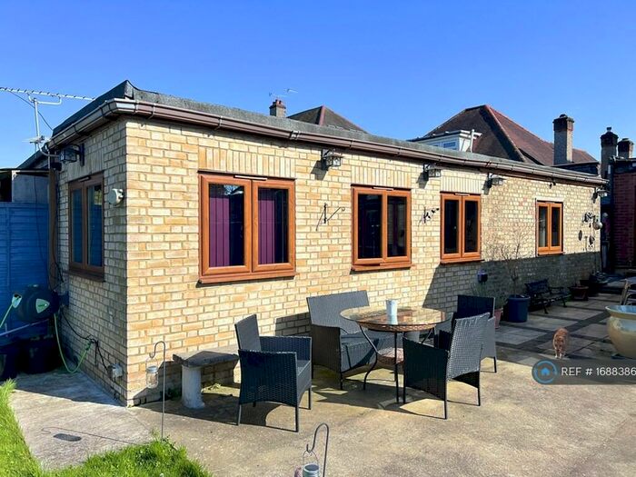 1 Bedroom Detached House To Rent In The Mall, London, N14