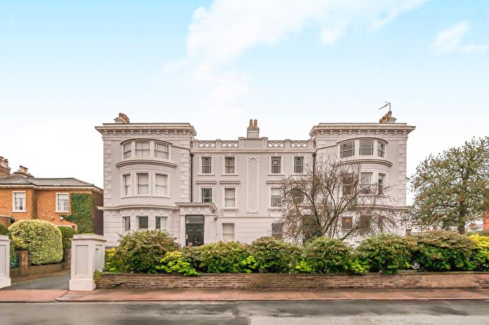 3 Bedroom Flat For Sale In Burlington House, Kings Road, TW10