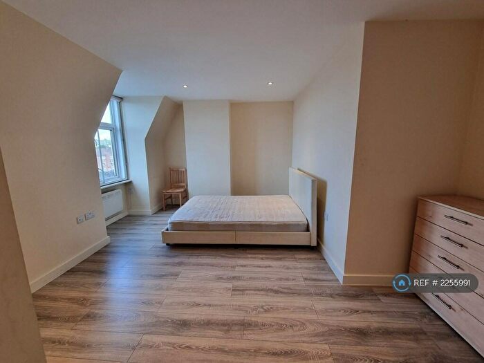 Studio To Rent In Watford Way, London, NW7