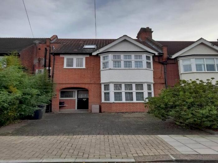 4 Bedroom Flat To Rent In Westwell Road, London, SW16