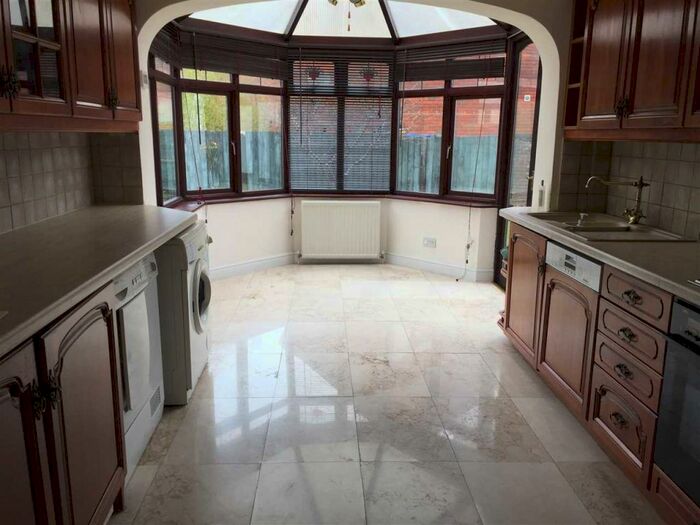 4 Bedroom Semi-Detached House To Rent In Semi- Detached, Hornchurch, RM11
