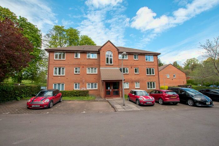 1 Bedroom Flat To Rent In Tilebarn Close, Henley-On-Thames RG9