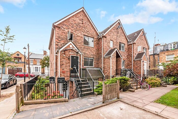 3 Bedroom Maisonette For Sale In Stadium Street, London, SW10