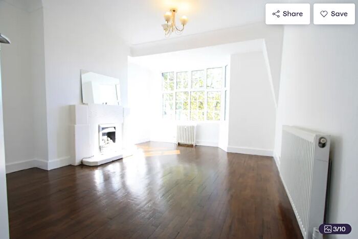 3 Bedroom Flat To Rent In Leigham Avenue, London, SW16