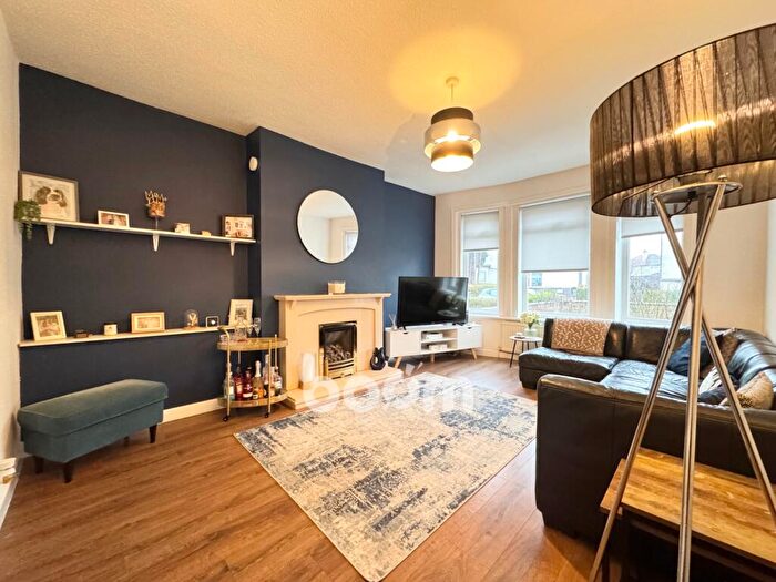 2 Bedroom Flat For Sale In Dykebar Avenue, Glasgow, G13
