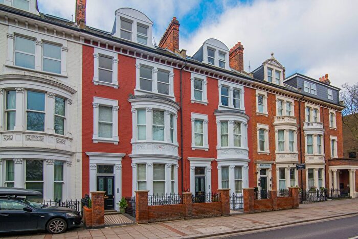 3 Bedroom Flat To Rent In Petersham Road, Richmond, TW10