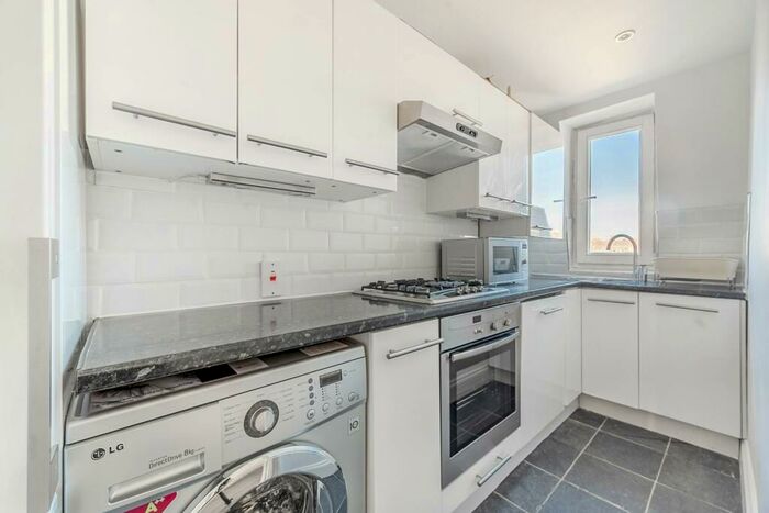 2 Bedroom Flat To Rent In Redcliffe Square, Chelsea, London, SW10