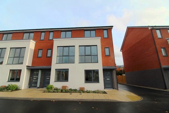 3 Bedroom Town House To Rent In Woolhampton Way, Reading, RG2