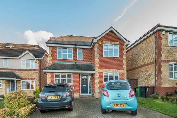 4 Bedroom Detached House To Rent In Otterton Close, Harpenden, AL5
