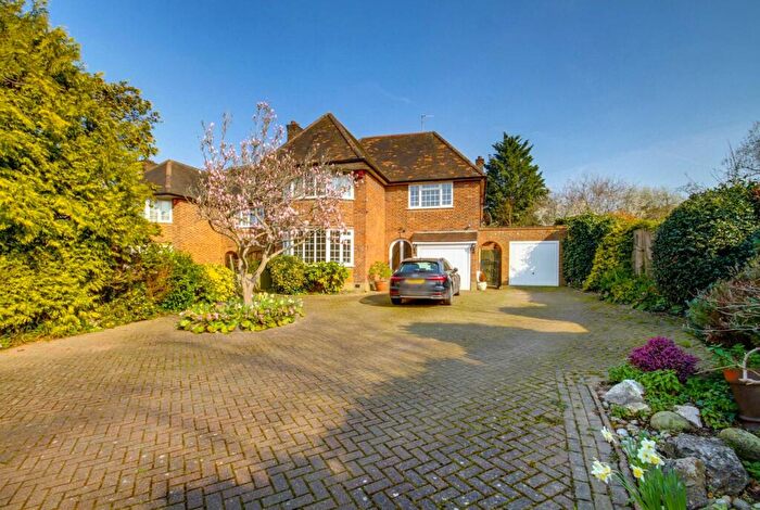 4 Bedroom Detached House For Sale In Woodside Avenue, Woodside Park, N12