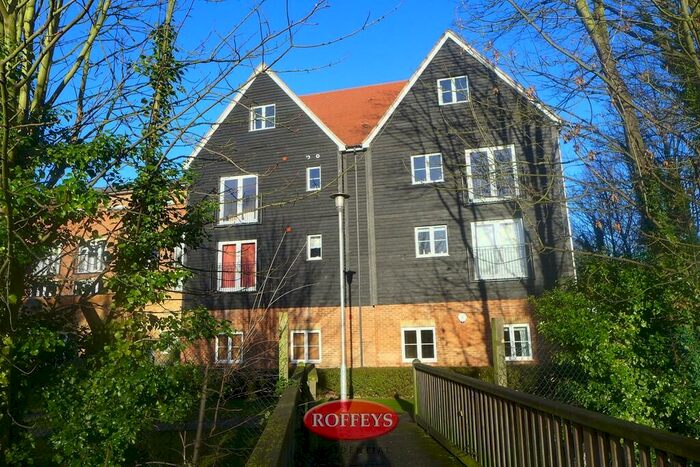 2 Bedroom Flat To Rent In Winchester Close, Waltham Abbey, EN9