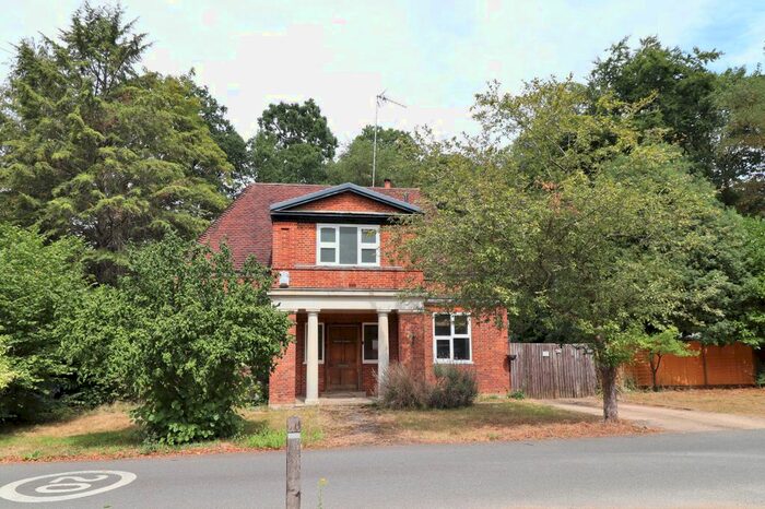 2 Bedroom Detached House To Rent In West Avenue, Hersham, Surrey, KT12