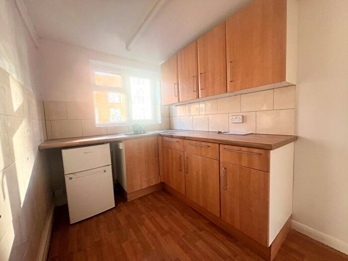 1 Bedroom Apartment To Rent In Bishopric, Horsham, RH12