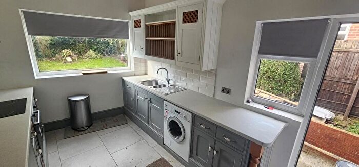 2 Bedroom Flat To Rent In Shaftesbury Avenue, Leeds, West Yorkshire, LS8