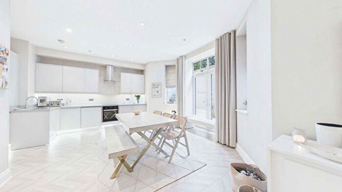 2 Bedroom Flat For Sale In Knights Hill, West Norwood, SE27