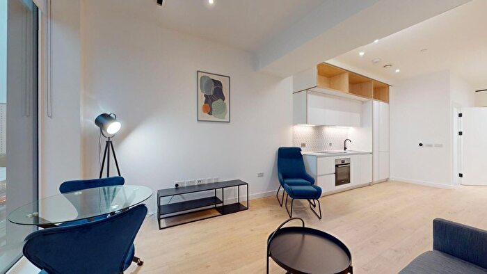 1 Bedroom Flat To Rent In Great West Road, Brentford, TW8