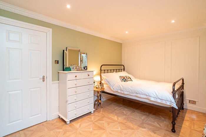 2 Bedroom Flat For Sale In / Ettrickdale Place, Stockbridge, Edinburgh, EH3